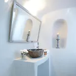 Elegant Santorini House 2 Bedroom Caldera View Hot-tub *