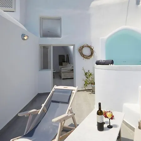 Elegant Santorini House 2 Bedroom Villa Caldera View-Outdoor Hot Tub Oia Villa *