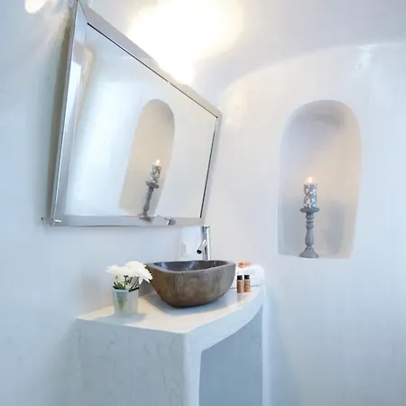 Elegant Santorini House 2 Bedroom Caldera View Hot-tub *