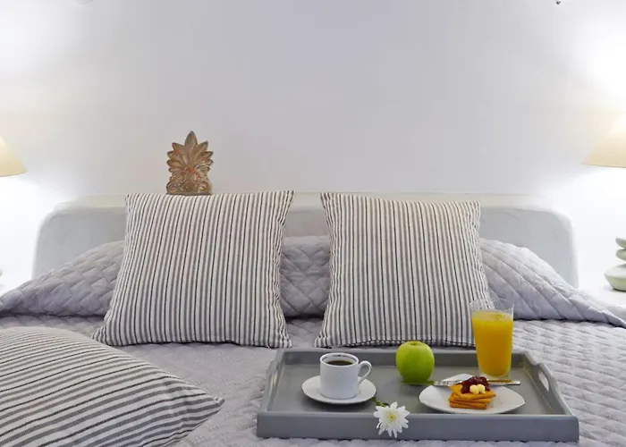 Elegant Santorini House 2 Bedroom Caldera View Hot-tub *