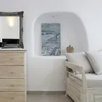 Elegant Santorini House 2 Bedroom Caldera View Hot-tub
